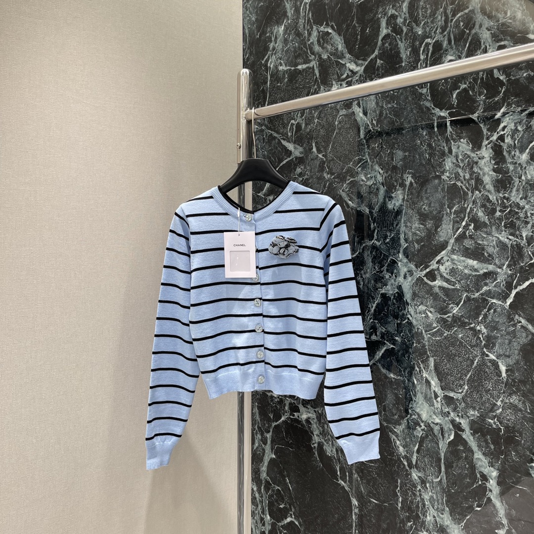 小香 25秋冬新款 针织条纹开衫 躯干部分多重撞色条纹➕胸口花朵装饰点缀 精致度满分 展现气质学院风格 