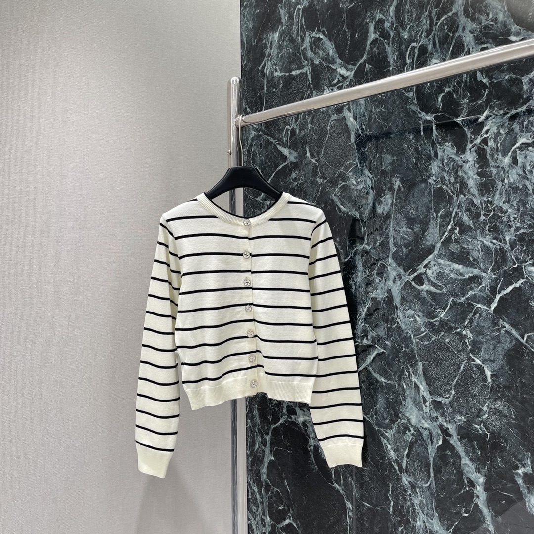 小香 25秋冬新款 针织条纹开衫 躯干部分多重撞色条纹➕胸口花朵装饰点缀 精致度满分 展现气质学院风格 