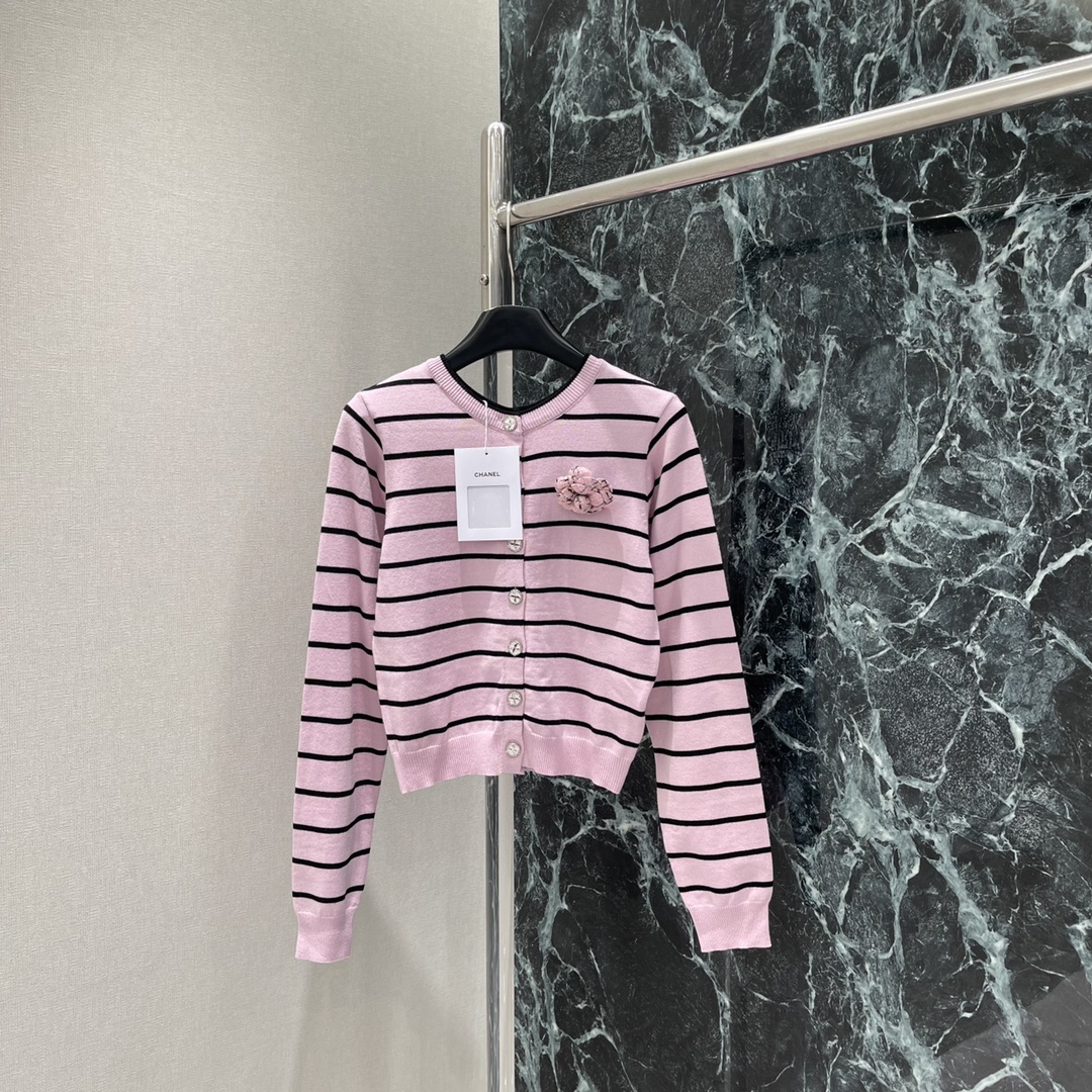 小香 25秋冬新款 针织条纹开衫 躯干部分多重撞色条纹➕胸口花朵装饰点缀 精致度满分 展现气质学院风格 