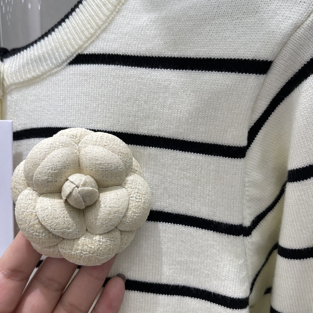 小香 25秋冬新款 针织条纹开衫 躯干部分多重撞色条纹➕胸口花朵装饰点缀 精致度满分 展现气质学院风格 