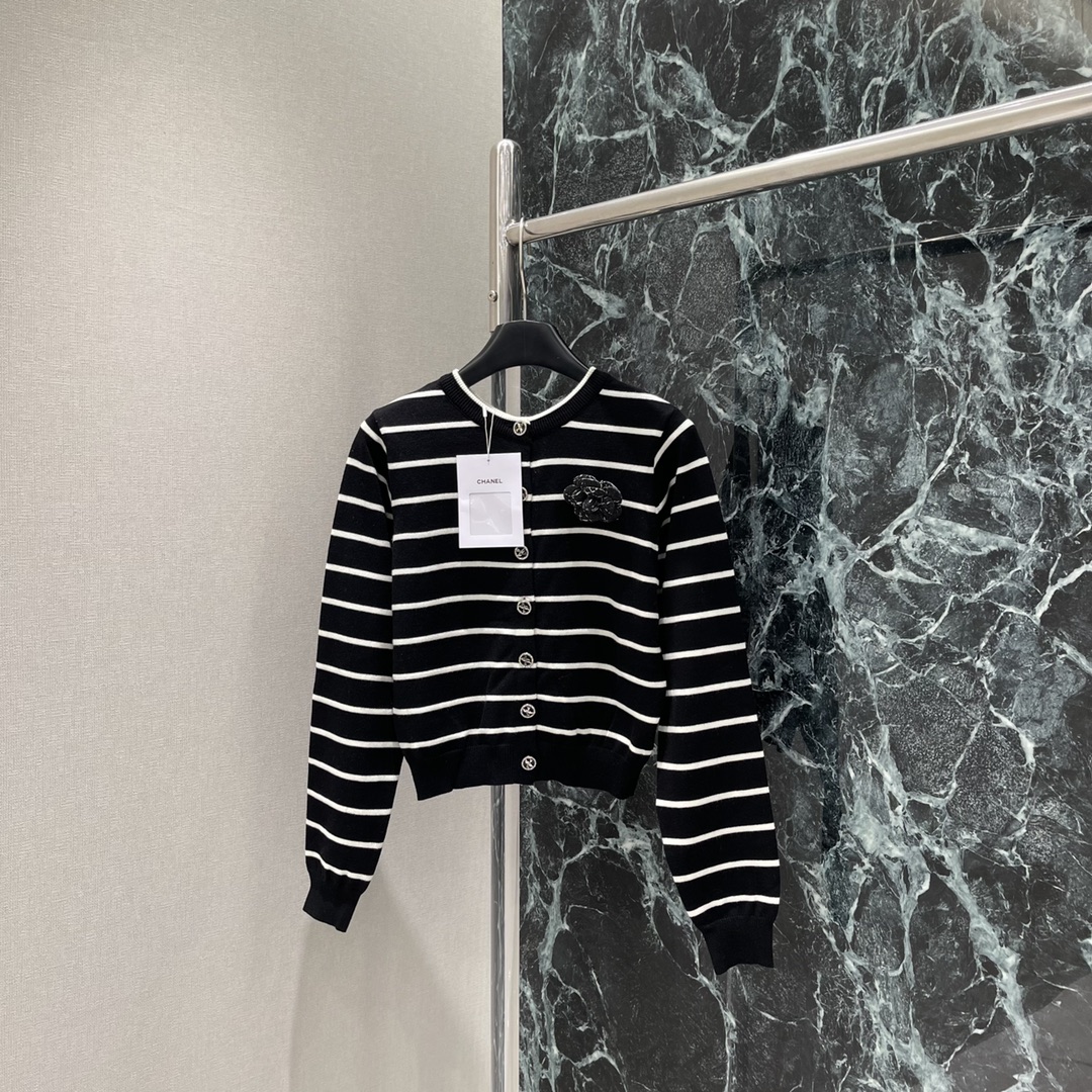 小香 25秋冬新款 针织条纹开衫 躯干部分多重撞色条纹➕胸口花朵装饰点缀 精致度满分 展现气质学院风格 