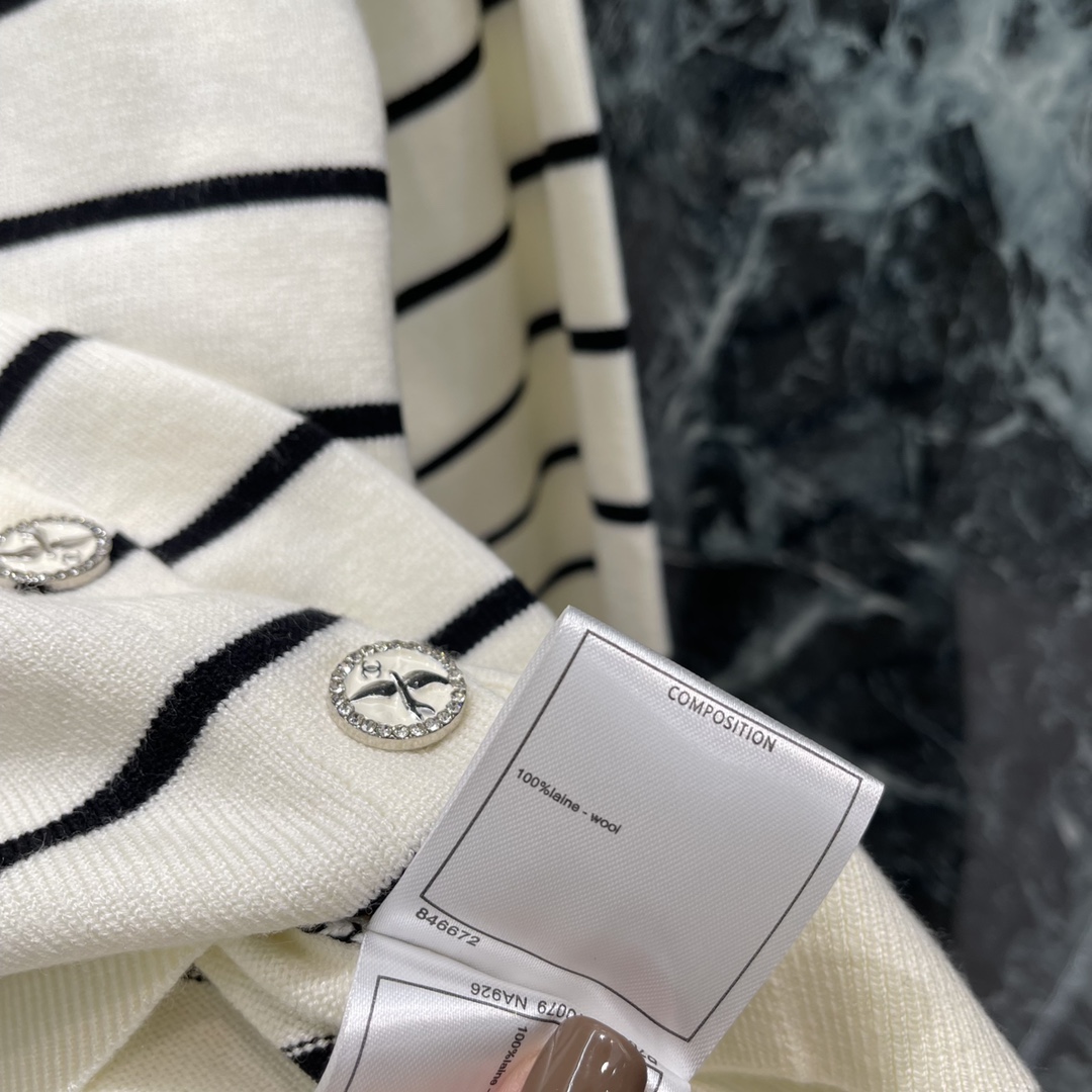 小香 25秋冬新款 针织条纹开衫 躯干部分多重撞色条纹➕胸口花朵装饰点缀 精致度满分 展现气质学院风格 