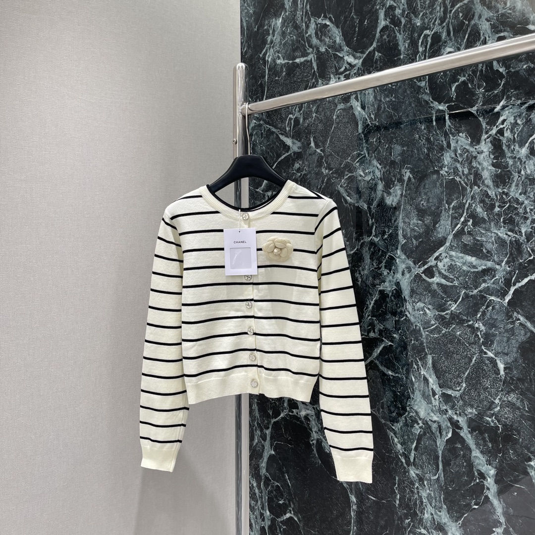 小香 25秋冬新款 针织条纹开衫 躯干部分多重撞色条纹➕胸口花朵装饰点缀 精致度满分 展现气质学院风格 