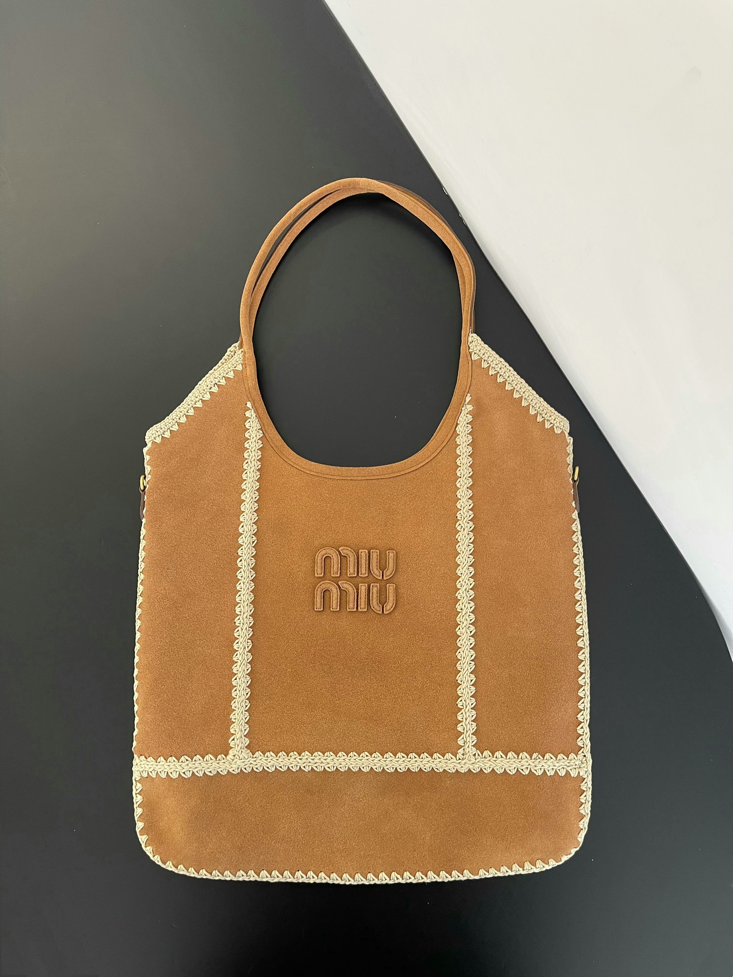P860 Miumiu nuevo bolso Ivy de gamuza. La gamuza es tan suave que parece tocar nubes. Gamuza suave con textura de ganch…