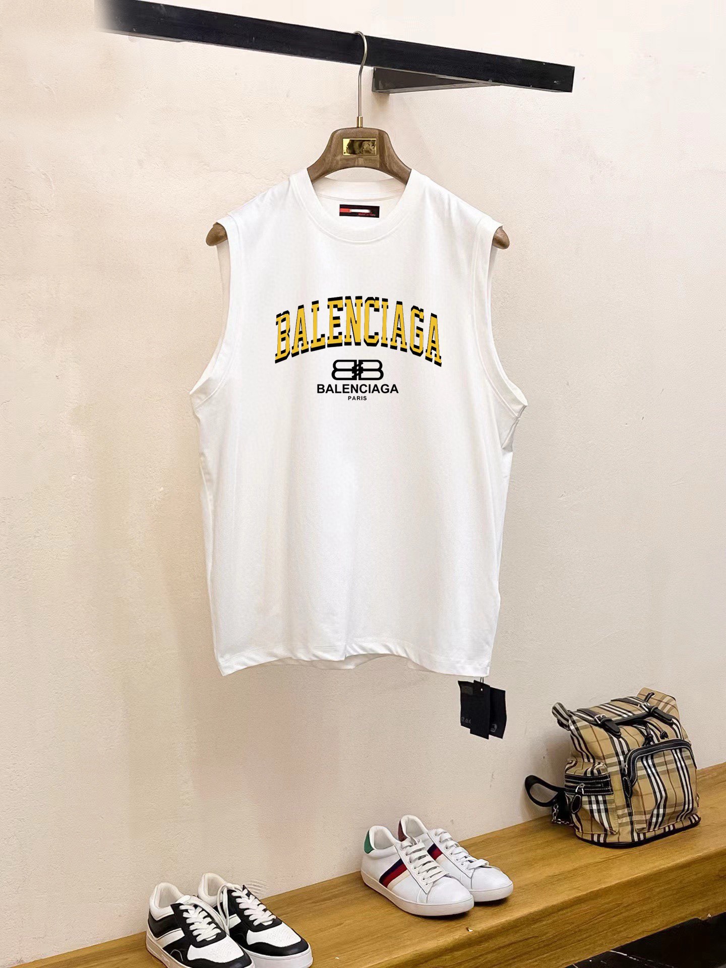 Balenciaga 品牌【BALENCIAGA 巴黎世家】2025夏季新品背心T袖 简约款式 任何人都可以轻松驾驶 进口定制丝光棉面料 手软舒适有型 吸汗透气