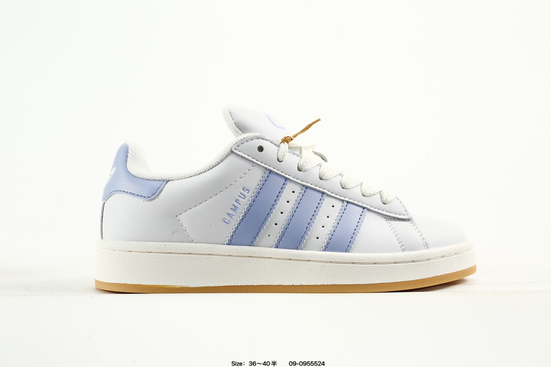 💰120
公司级✅Adidas Originals Campus 00s系列 阿迪达斯 面包风经典复古低帮百搭休闲运动板鞋
Adidas Originals Campus 00s系列是阿迪达斯于2025年推出的复古面包鞋型，以加宽鞋身、圆润廓形和麂皮材质为标志性设计，延续了千禧年校园风格
廓形升级：打破传统Campus的瘦长造型，通过加宽鞋带、鞋舌和鞋底，打造出宽大面包鞋廓形，鞋身采用绒面皮料与白色常规皮革拼接设计。 
复古元素：保留经典三条纹和三叶草Logo，鞋舌及后跟填充厚实海绵衬垫，增强舒适度。 
舒适与功能
内衬设计：鞋舌及后跟采用柔软海绵衬垫，减少磨脚问题。 
鞋底配置：硫化橡胶外底提供柔韧弯折性和耐磨性，抓地力表现良好。 
货号:JQ7768
尺码:36 36.5 37 38 38.5 39 40
编码：09-0955524