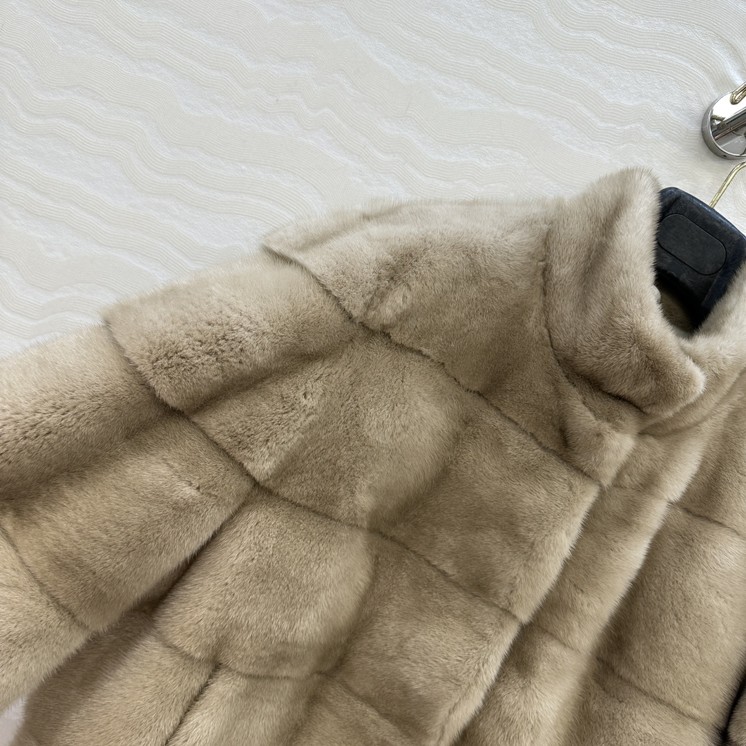 Elegant Women's Mink Fur Coat, Pure Natural Fur, High-End Fashion Style 5 i1757353965 5720 3