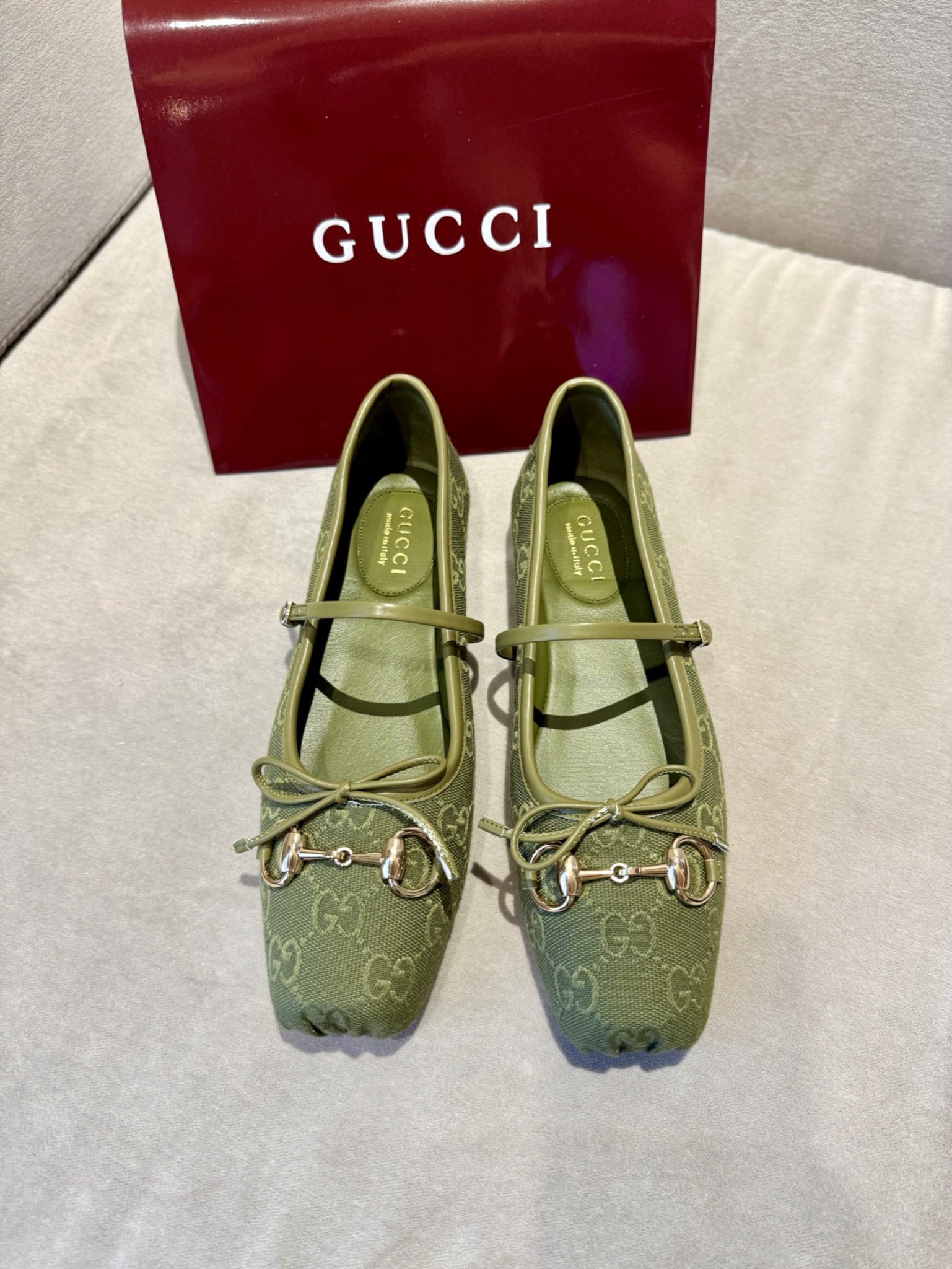 NO:670069,GuCC early spring 25 series new flat ballet shoes horsebit new small square toe shoes, square toe design with elegant bow details, classic, refined, elegant, playful and fashionable flat shoes, creating an excellent wearing experience. Fabric original custom canvas/sheepskin lining/foot pads high-end custom sheepskin lining high heel flat sole outsole Italian leather sole size 35-41 (40 41  42 customized, non-returnable)., ballet shoes, gucci, flats, sheepskin19860909GuCC 早春25系列新品平底芭蕾鞋马衔扣新款小方头单鞋,鞋头方形设计搭配雅致的蝴蝶结细节,经典精致优雅俏皮时髦平底鞋,打造出色的穿着体验. 面料原版定制帆布/羊皮 内里／垫脚高端定制羊皮里 跟高平底 大底意大利真皮底 尺码35-41（40 41 42定做,不退换）.,芭蕾舞鞋,gucci,flats,sheepskin,Women's Shoes