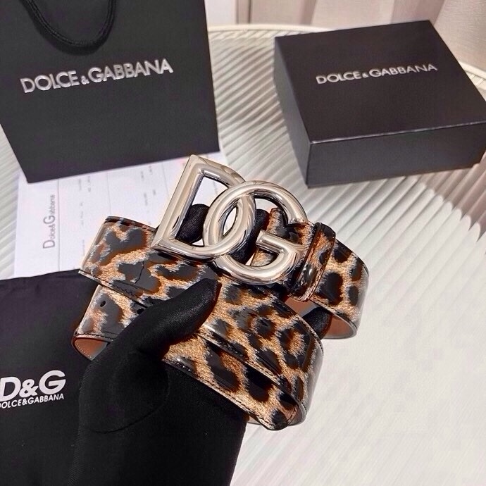 DG 徽标豹纹印花亮泽小牛皮腰带 品牌设计师引以为傲的悠久历史和卓绝创造力，融合时尚与美的代言人——金·