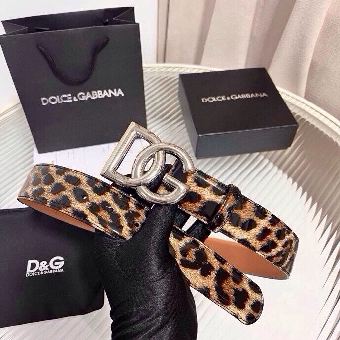 DG 徽标豹纹印花亮泽小牛皮腰带 品牌设计师引以为傲的悠久历史和卓绝创造力，融合时尚与美的代言人——金·