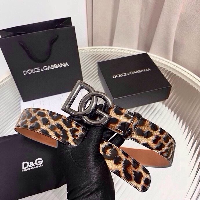 DG 徽标豹纹印花亮泽小牛皮腰带 品牌设计师引以为傲的悠久历史和卓绝创造力，融合时尚与美的代言人——金·