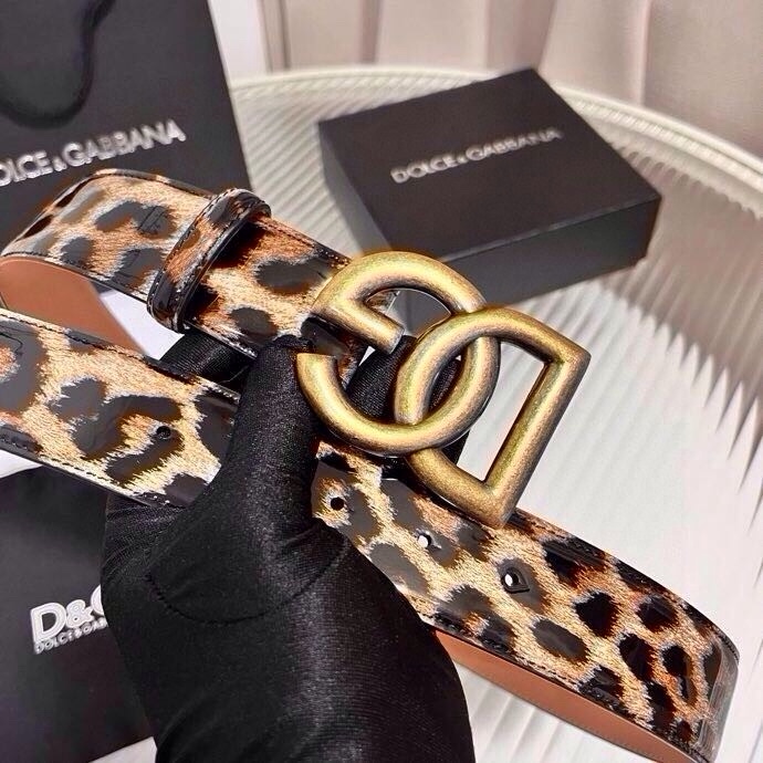 DG 徽标豹纹印花亮泽小牛皮腰带 品牌设计师引以为傲的悠久历史和卓绝创造力，融合时尚与美的代言人——金·