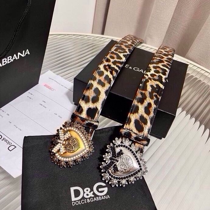 DG 徽标豹纹印花亮泽小牛皮腰带 品牌设计师引以为傲的悠久历史和卓绝创造力，融合时尚与美的代言人——金·