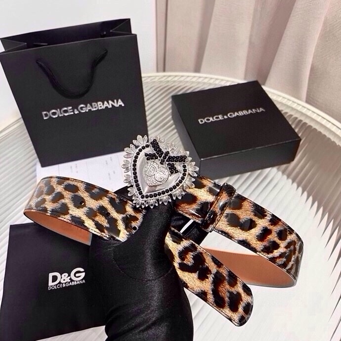 DG 徽标豹纹印花亮泽小牛皮腰带 品牌设计师引以为傲的悠久历史和卓绝创造力，融合时尚与美的代言人——金·