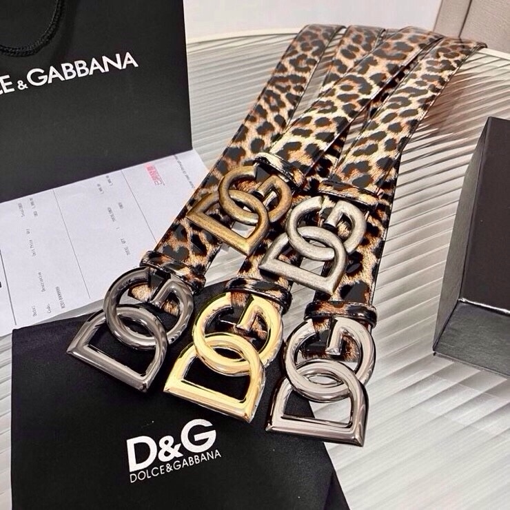 DG 徽标豹纹印花亮泽小牛皮腰带 品牌设计师引以为傲的悠久历史和卓绝创造力，融合时尚与美的代言人——金·
