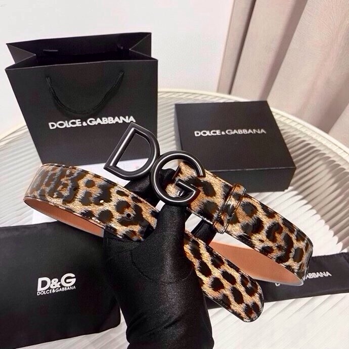DG 徽标豹纹印花亮泽小牛皮腰带 品牌设计师引以为傲的悠久历史和卓绝创造力，融合时尚与美的代言人——金·