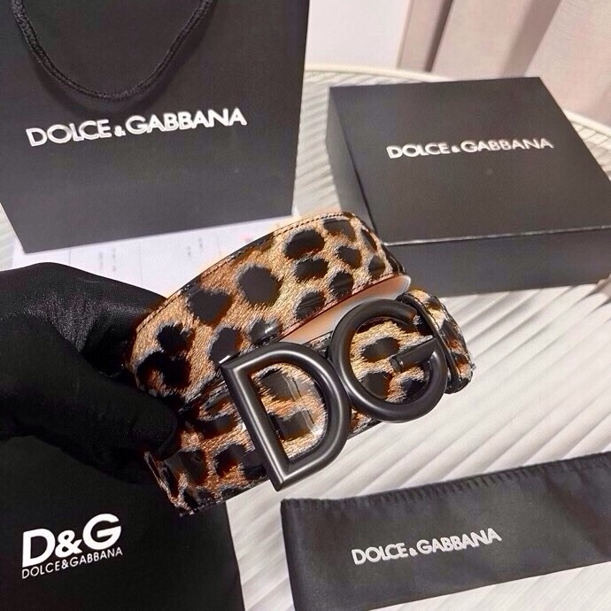 DG 徽标豹纹印花亮泽小牛皮腰带 品牌设计师引以为傲的悠久历史和卓绝创造力，融合时尚与美的代言人——金·