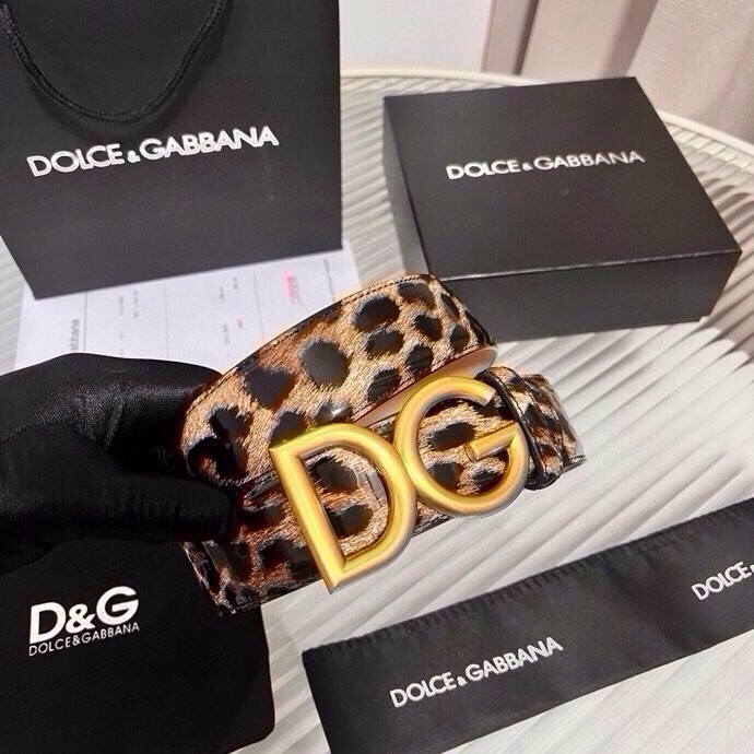 DG 徽标豹纹印花亮泽小牛皮腰带 品牌设计师引以为傲的悠久历史和卓绝创造力，融合时尚与美的代言人——金·