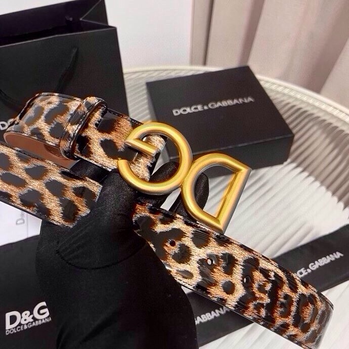 DG 徽标豹纹印花亮泽小牛皮腰带 品牌设计师引以为傲的悠久历史和卓绝创造力，融合时尚与美的代言人——金·