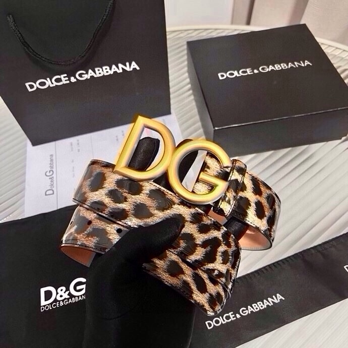 DG 徽标豹纹印花亮泽小牛皮腰带 品牌设计师引以为傲的悠久历史和卓绝创造力，融合时尚与美的代言人——金·