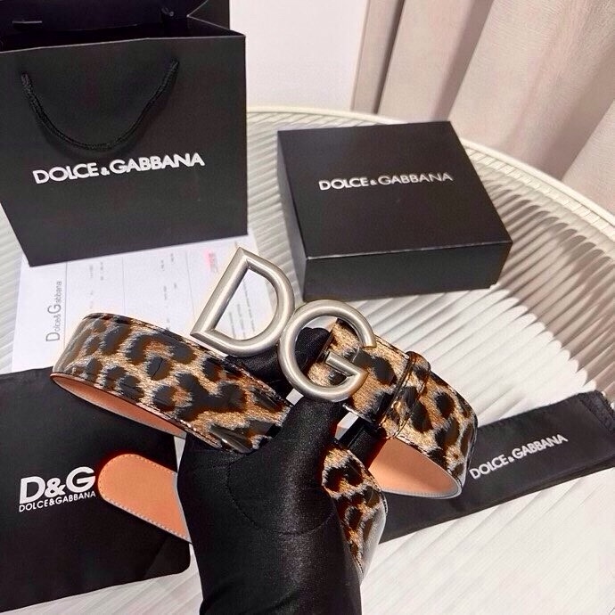 DG 徽标豹纹印花亮泽小牛皮腰带 品牌设计师引以为傲的悠久历史和卓绝创造力，融合时尚与美的代言人——金·