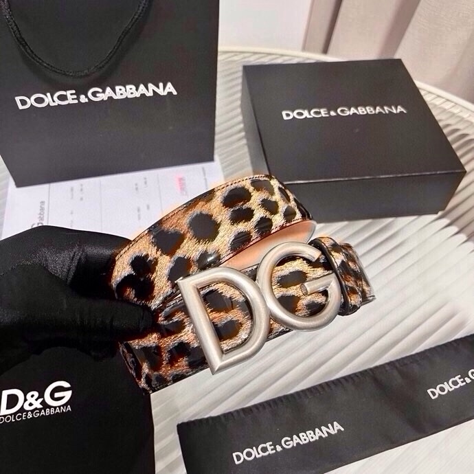 DG 徽标豹纹印花亮泽小牛皮腰带 品牌设计师引以为傲的悠久历史和卓绝创造力，融合时尚与美的代言人——金·