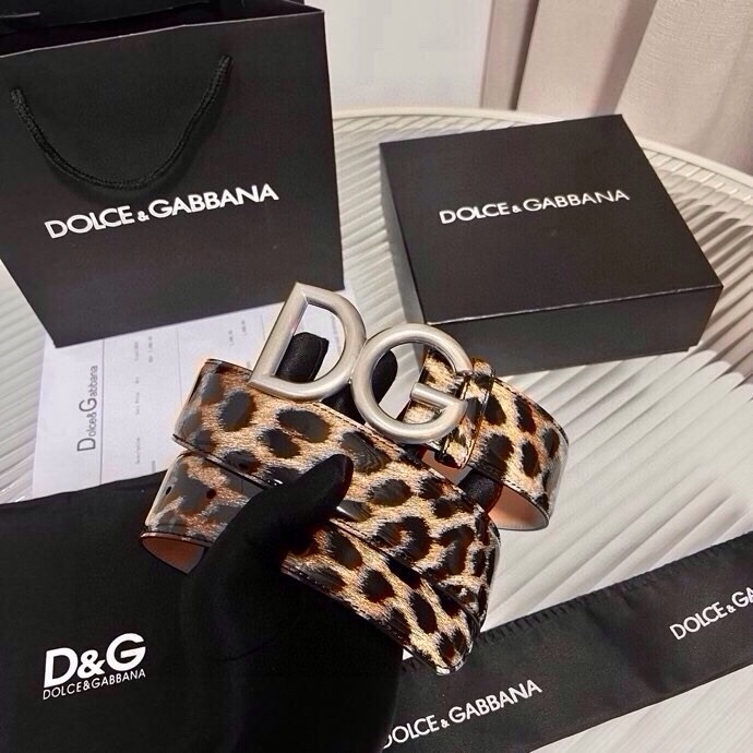 DG 徽标豹纹印花亮泽小牛皮腰带 品牌设计师引以为傲的悠久历史和卓绝创造力，融合时尚与美的代言人——金·
