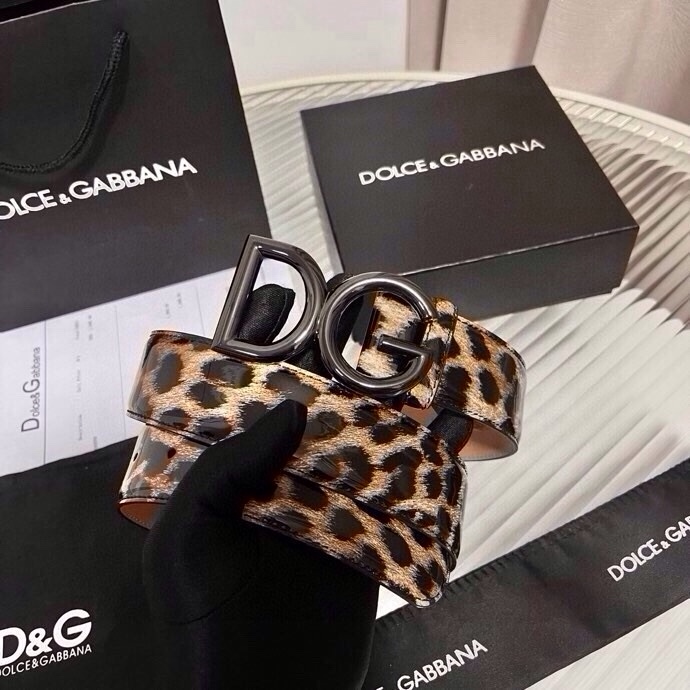 DG 徽标豹纹印花亮泽小牛皮腰带 品牌设计师引以为傲的悠久历史和卓绝创造力，融合时尚与美的代言人——金·