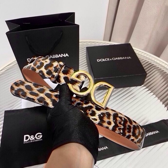DG 徽标豹纹印花亮泽小牛皮腰带 品牌设计师引以为傲的悠久历史和卓绝创造力，融合时尚与美的代言人——金·