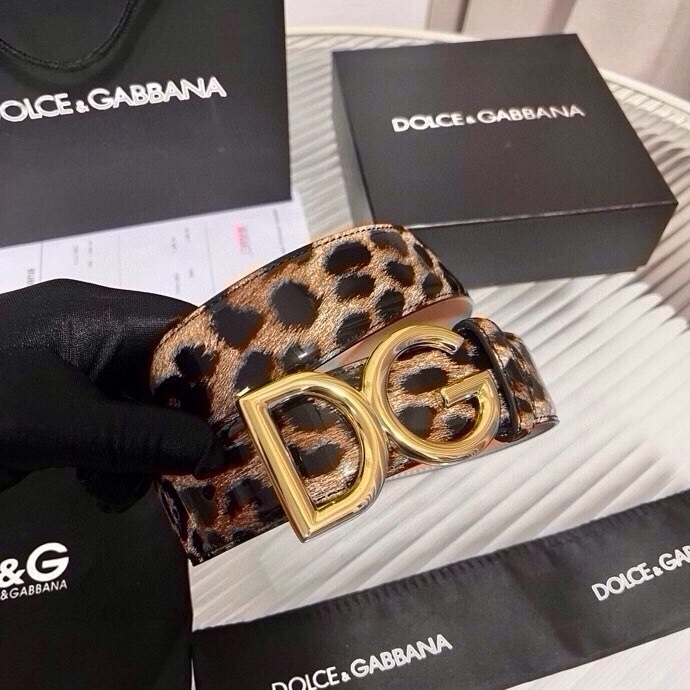 DG 徽标豹纹印花亮泽小牛皮腰带 品牌设计师引以为傲的悠久历史和卓绝创造力，融合时尚与美的代言人——金·