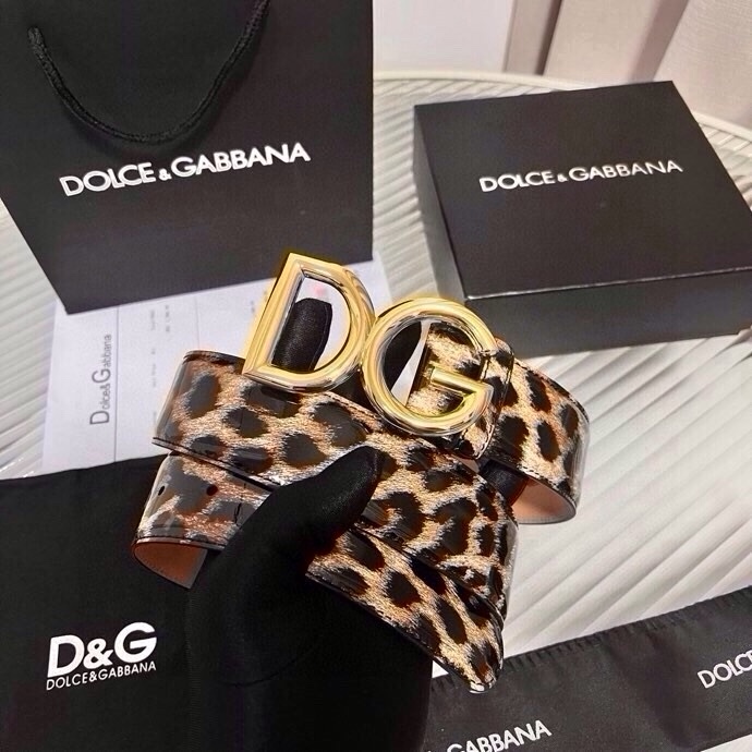 DG 徽标豹纹印花亮泽小牛皮腰带 品牌设计师引以为傲的悠久历史和卓绝创造力，融合时尚与美的代言人——金·