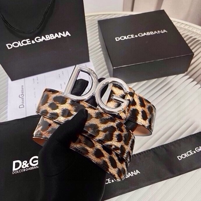 DG 徽标豹纹印花亮泽小牛皮腰带 品牌设计师引以为傲的悠久历史和卓绝创造力，融合时尚与美的代言人——金·