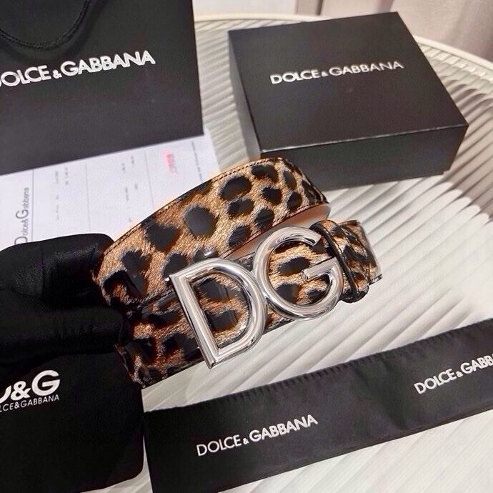DG 徽标豹纹印花亮泽小牛皮腰带 品牌设计师引以为傲的悠久历史和卓绝创造力，融合时尚与美的代言人——金·