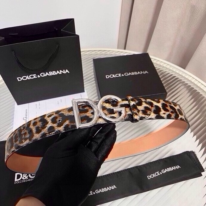 DG 徽标豹纹印花亮泽小牛皮腰带 品牌设计师引以为傲的悠久历史和卓绝创造力，融合时尚与美的代言人——金·