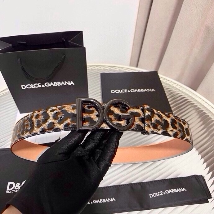 DG 徽标豹纹印花亮泽小牛皮腰带 品牌设计师引以为傲的悠久历史和卓绝创造力，融合时尚与美的代言人——金·