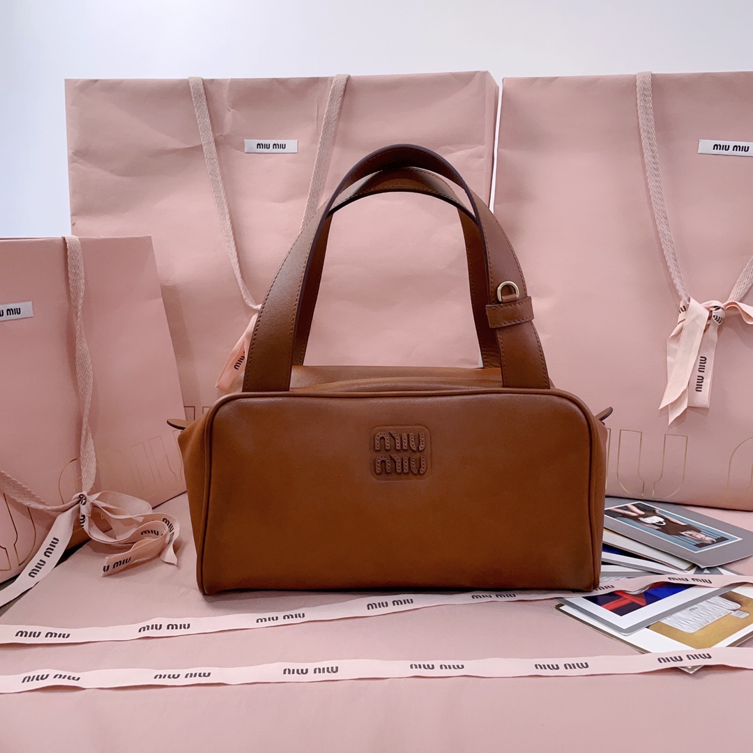 P750 5BB182, new hot-selling underarm bowling bag, this new interpretation of the handbag features flat handles, elegan…
