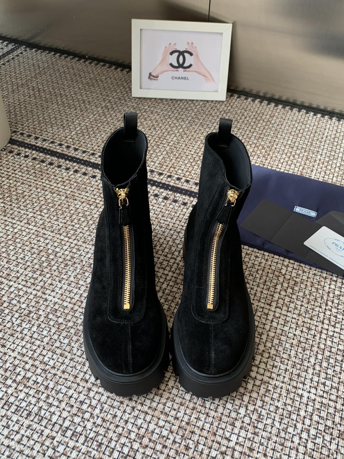 NO:511652,PRADA 25ss Prada classic triangle logo with one foot to hit the king's women's boots. The series that you can't buy in winter is definitely a hit this year!  !  Very beautiful!  Prada boots are really wow!  The upper is solemn and the legs are slim and elegant. The upper is a cowhide, the inner cowhide, the original sole is open-mouthed, Size35-41 (40.41 custom made, no return or replacement), boots, prada, prada, boots, cowhide19860909PRADA 25ss普拉达经典三角标一脚蹬王炸女靴 冬天买不到的系列,绝对是今年的大爆款！！贼好看！Prada靴子真的很哇塞！上脚大气显腿瘦气质这块刚好拿捏 鞋面牛猄 内里牛皮 大底原板开模大底 Size35-41（40.41订做不退不换）,靴子,prada,prada,boots,cowhide,Women's Shoes