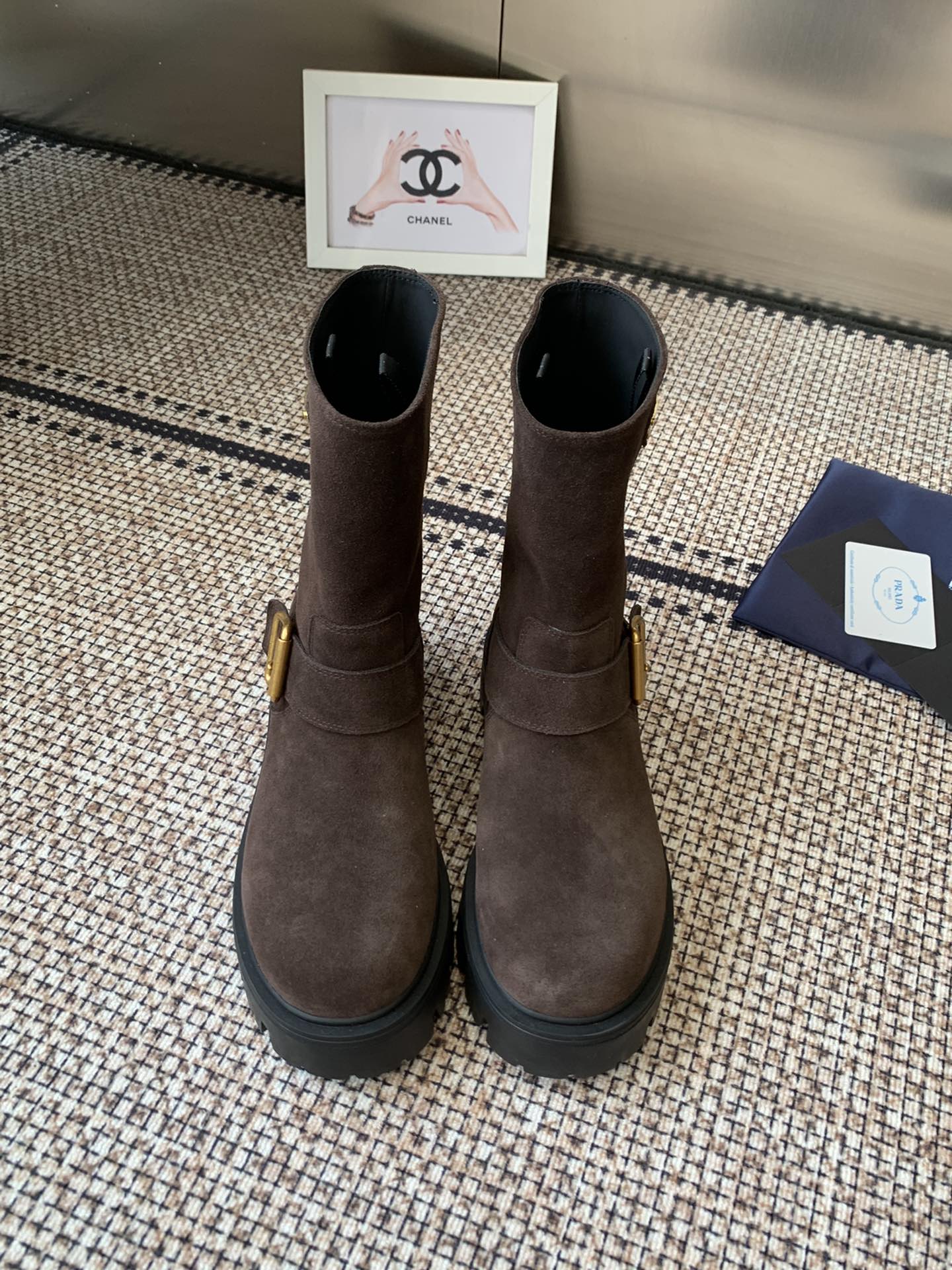 NO:511656,Leather-faced beef PRADA 25ss Prada classic triangle logo with one foot to hit the king's women's boots. The series that you can't buy in winter is definitely a hit this year!  !  Very beautiful!  Prada boots are really wow!  The upper cowhide is slim and elegant, just right, cowhide upper cowhide / cowhide inner cowhide, large sole original plate molded and large sole Size35-41 (40.41 custom made, no return or replacement), boots, prada, prada, boots, cowhide19860909皮面牛猄 PRADA 25ss普拉达经典三角标一脚蹬王炸女靴 冬天买不到的系列,绝对是今年的大爆款！！贼好看！Prada靴子真的很哇塞！上脚大气显腿瘦气质这块刚好拿捏 鞋面牛皮/牛猄 内里牛皮 大底原板开模大底 Size35-41（40.41订做不退不换）,靴子,prada,prada,boots,cowhide,Women's Shoes