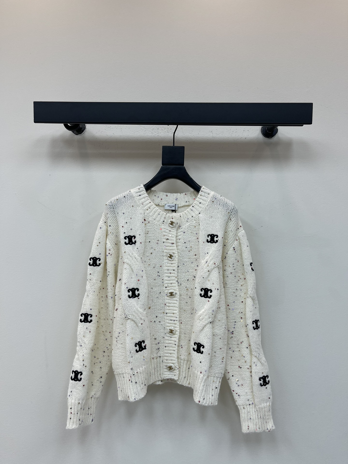 NO:497411,Celin*25 new heavy industry color sequin letter embroidered round collar knitted, it is simply the soul of this piece!  Each sequin is like a twinkling star in the night sky, reflecting colorful light under the light, and the embroidered logo adds a bit of fashion and personality. Walking on the street, you are the most dazzling cub!  The round neck design is super considerate. It will not make your neck uncomfortable like a high neck, but it can also well modify the neck lines, making your neck look thin and long, super versatile. It is a simple white piece inside and a simple and fashionable one on the lower body. If you want to be gentle, put it inside and put it on the outside, and it will instantly become gentle and charming!  SML, celine,alexander wang19860909Celin*25新款重工彩色亮片字母刺绣圆领针织,简直就是这件的灵魂所在！每一片亮片都像是夜空中闪烁的星星,在光线下折射出五彩斑斓的光芒,刺绣的logo又增添了几分时尚与个性,走在街上,你就是最耀眼的那个崽！圆领的设计超级贴心,既不会像高领那样勒得脖子难受,又能很好地修饰颈部线条,让你的脖子看起来又细又长,超级百搭,里面搭一件简单的白色,下身配一条,简约又时尚；要是想走温柔风,里面搭一条,外面套上这件,瞬间就变得温婉可人！SML,,celine,alexander wang,Women's clothing