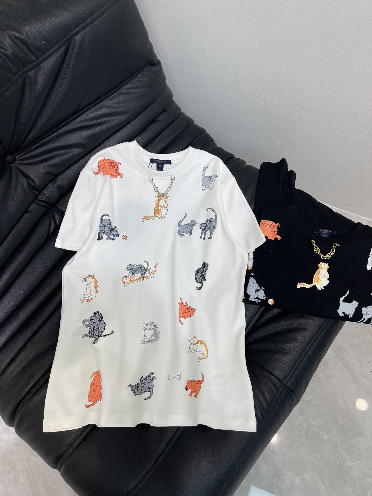 NO:495770,Louis Vuitto*25 early autumn new chain round neck printed short-sleeved T-shirt custom YB mercerated cotton material breathable and comfortable, full texture Loose short-sleeved T-shirt cut highlights the brand style Made of gram-weight pure cotton, full of drape, presents a slimming visual effect The chest is restored by printing technology The interactive pattern of kitten in the illustration style echoes the chain of the neckline and makes the fashion sense immediately appear. Create a personal style. Fashionable and relaxed. The inner wear is brilliant and fashionable. SML,,louis vuitton, T-shirt,tees, t-shirt,alexander wang19860909Louis Vuitto*25早秋新款链条圆领印花短袖T恤 定制YB丝光全棉材质 透气舒适 质感十足 宽松短袖T恤裁剪 凸显品牌格调 采用克重纯棉制成 垂坠感十足 呈现显瘦视觉效果 胸前利用印花工艺还原色彩 以插画风格的小猫互动变化图案 与领口印刻字母链条呼应 让时尚高级感立刻显现 打造个性风格 时髦松弛 单穿内搭都出彩时髦 SML,,louis vuitton,T-shirt,tees，t-shirt,alexander wang,Women's clothing