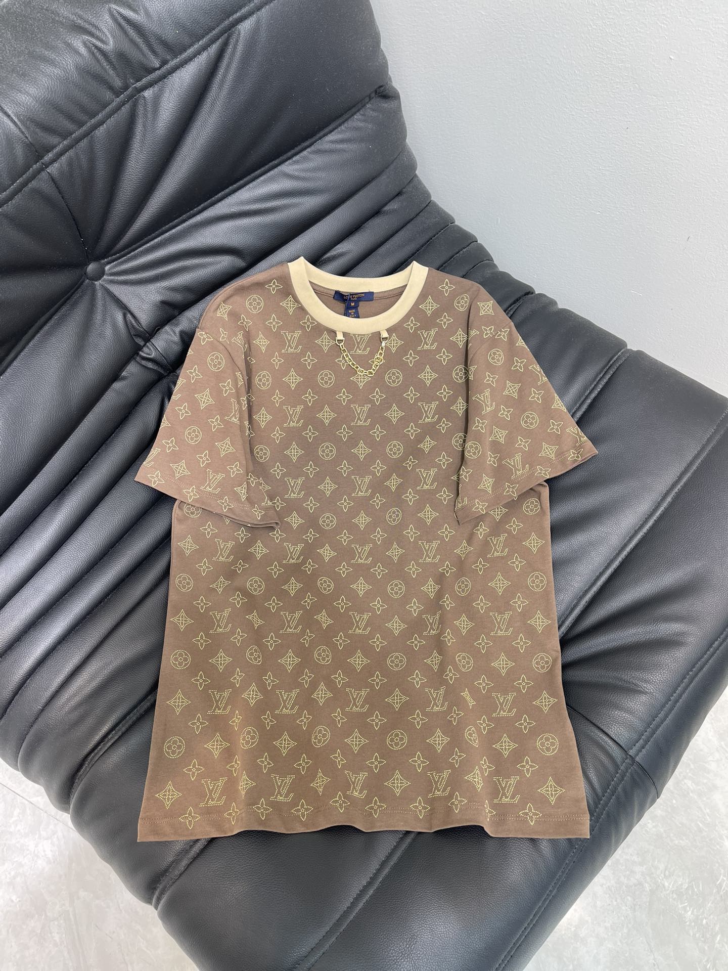 NO:495777,Louis Vuitto*25 early autumn new round neck printed chain short-sleeved T-shirt custom YB twill cotton material breathable and comfortable, full texture. Regular short-sleeved T-shirt cut highlights the brand style. Made of gram-weight pure cotton, slightly elastic, and gives a slimming visual effect. The neckline is marked with metal letters and chain milk tea thread edges. The large body is full of hollow four-leaf clover letters. Jacquard, dark brown base, youthful atmosphere suddenly increases. The inner wear is brilliant and fashionable. SML,,louis vuitton, T-shirt,tees, t-shirt,alexander wang19860909Louis Vuitto*25早秋新款圆领印花链条短袖T恤 定制YB斜纹全棉材质 透气舒适 质感十足 常规短袖T恤裁剪 凸显品牌格调 采用克重纯棉制成 略带有弹力 呈现显瘦视觉效果 领口以金属字母标链条奶茶色螺纹包边作设计亮点 大身满印镂空四叶草字母提花 通体咖啡深棕色打底 青春气氛骤增 单穿内搭都出彩时髦 SML,,louis vuitton,T-shirt,tees，t-shirt,alexander wang,Women's clothing
