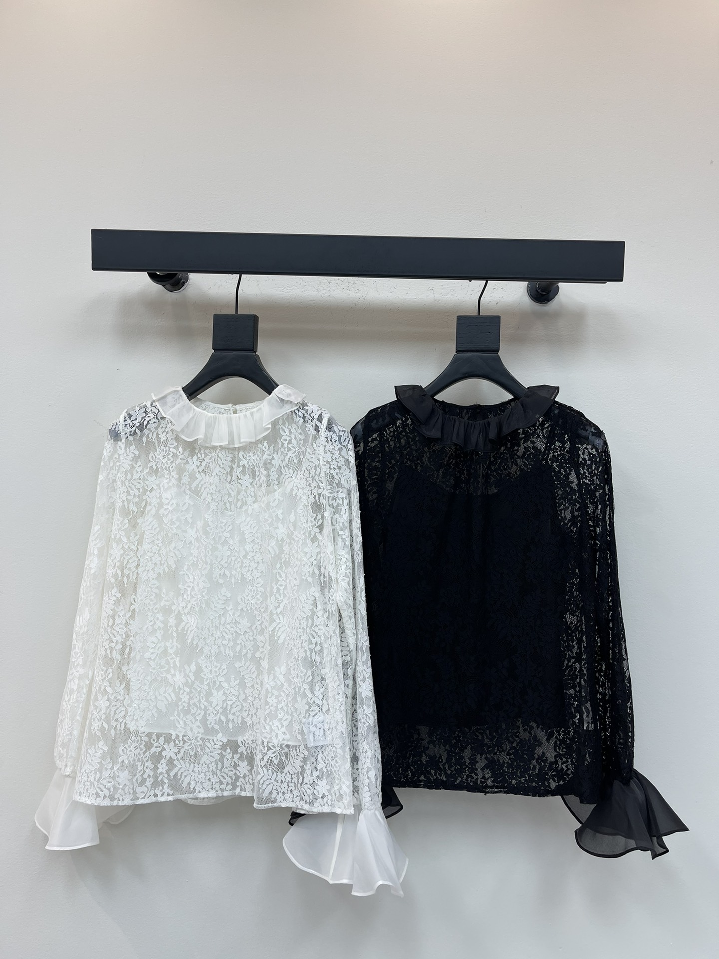 NO:499084,JORYA*25 early autumn new holiday series ruffled hollow lace shirts, beautiful and romantic harvesting countless girls' hearts, the upper body is very elegant and elegant, the lotus leaf collar trumpet sleeve design is particularly elegant, matched with a small suspender vest, the custom three-dimensional hollow pattern pattern of Heavy Industry pulls the exquisiteness from the details, French romantic and casual elegant style, super photo shoot, simple and clean white shirt, strongly recommended, SML,shirts,alexander wang19860909JORYA*25早秋新品度假系列荷叶边镂空蕾丝衬衫 唯美浪漫收割无数少女心 上身十分优雅大气 荷叶领喇叭袖设计特别显气质 搭配小吊带背心 重工定制立体镂空花纹图案从细节把精致感拉满 法式浪漫随性优雅风 拍照超级出片 简洁干净的白色衬衫 强烈推荐 SML,,shirts,alexander wang,Women's clothing