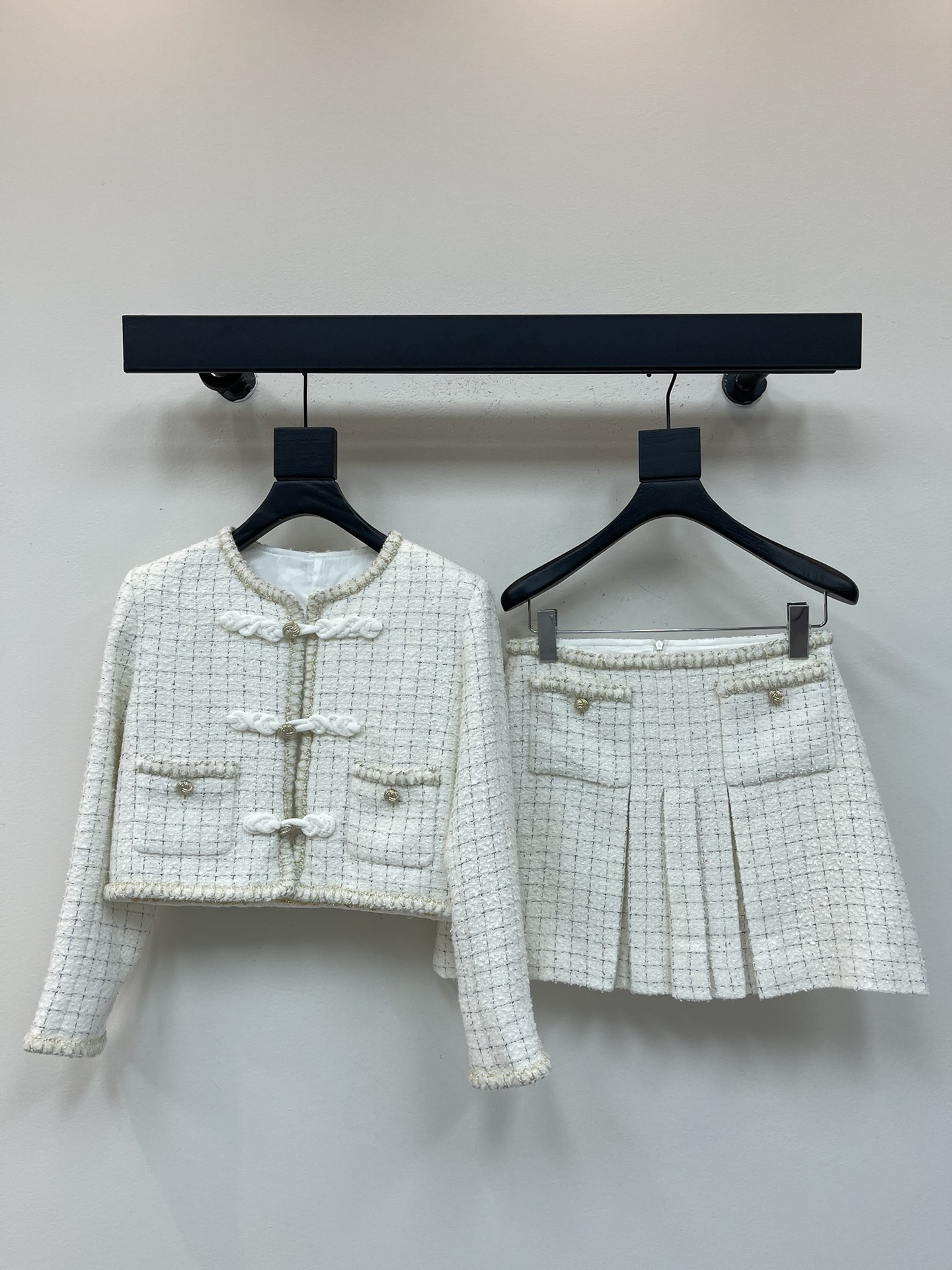 NO:497418,Jacket Skirt 335CHANE*25 New Xiaoxiang high-end jacket A-line pleated skirt suit Heavy industry tweed round neck dress jacket The front shoulder pad design fits the human body and makes the figure look slender and upright. The front collar extends to the hem cuffs. The length of the high-waist short skirt is cut to the perfect length and pulls up the figure. The details are tied with three-dimensional hand-tied edges to light up the details. The Chinese cloak button creates a new Chinese style. The delicate yarn rules are intertwined and plaids are spread all over the body. It is super famous. It is recommended to match the details. The details echo the perfect interpretation of the elegant and rich feeling. The complete set shows noble texture. Intellectual and gentle SML, chanel, skirts, jackets & coats, alexander wang19860909外套半裙335CHANE*25新款小香高级外套A字压褶半裙套装重工盘扣粗花呢圆领洋装外套 正肩垫肩设计贴合人体 更显身姿纤细挺拔 前襟领口延伸至衣摆袖口 高腰短裙长度剪裁恰到好处的拉高身材比例 以立体手工捆边点亮细节 配合中国结襟扣打造新中式造型 通体细腻的纱线规则交织出格纹满铺于全身 超有名媛范 推荐一套搭配 细节呼应完美演绎优雅千金感 成套显贵显质感 知性温柔SML,,chanel,skirts,jackets & coats,alexander wang,Women's clothing