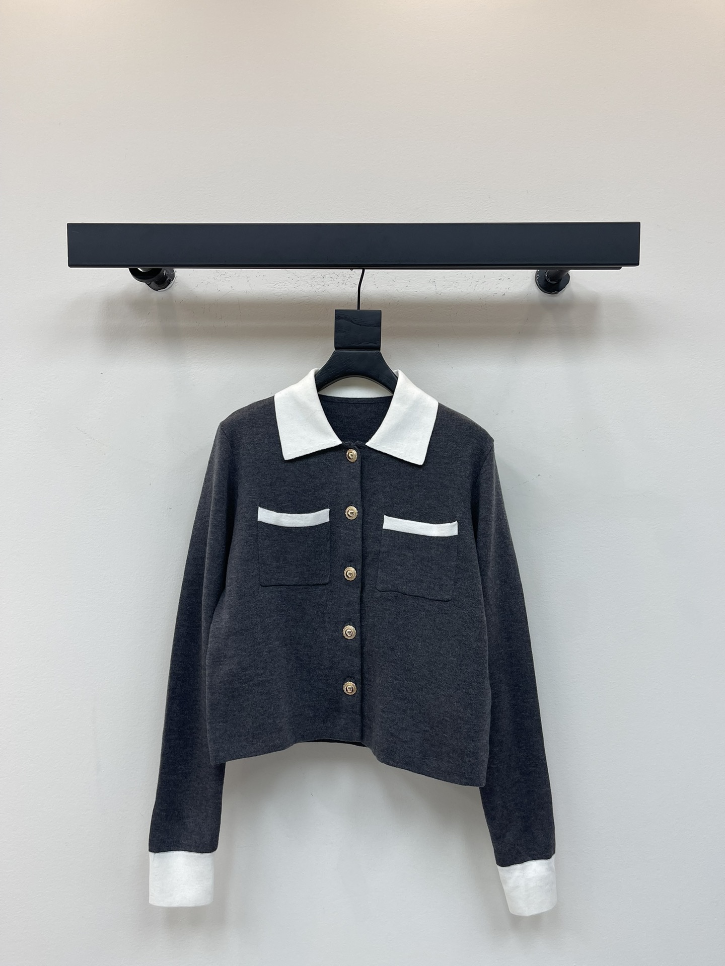 NO:497439,Self-portrai*25 new SP small fragrance style knitted cardigan with lapel design with white collar, double pocket embellishment on chest, contrasting cuffs, simple and elegant, comfortable wool fabric, regular styles become more advanced and relaxed, simple and versatile in autumn and winter!  SML, alexander wang19860909Self-portrai*25新款SP小香风针织开衫 翻领设计配白色领边 胸前双口袋点缀 袖口撞色 简约大方 羊毛面料舒适 常规版型穿搭愈发高级松弛 秋冬日常简约百搭款！SML,,alexander wang,Women's clothing