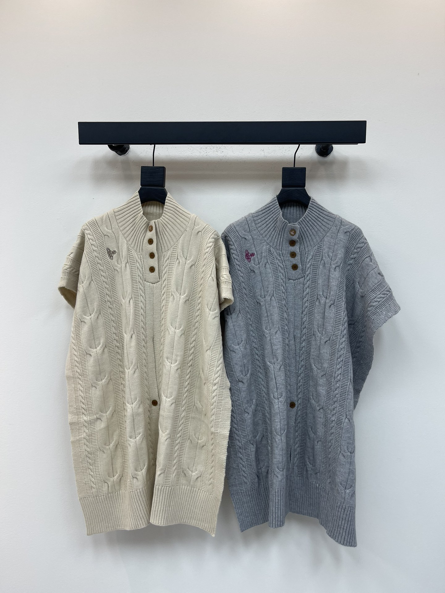 NO:507602,Vivienne Westwoo* Queen Mother of the Cities irregular turtleneck shawl lazy loose knitted top Saturn knitted cape shawl, one garment can be worn more, the classic Saturn embroidered logo on the chest shows the brand's high-end style, rich design levels, daily travel or leisure and entertainment, a must-have in winter, and it has a sense of atmosphere!  Two colors SML, shawls,alexander wang19860909Vivienne Westwoo*西太后不规则高领麻花披肩慵懒宽松针织上衣 土星针织斗篷披肩 一衣实现多穿 胸前经典土星刺绣标识尽显品牌高级格调 丰富设计层次 穿搭日常出行还是休闲娱乐 冬天必备很有氛围感！两个色SML,,shawls,alexander wang,Women's clothing