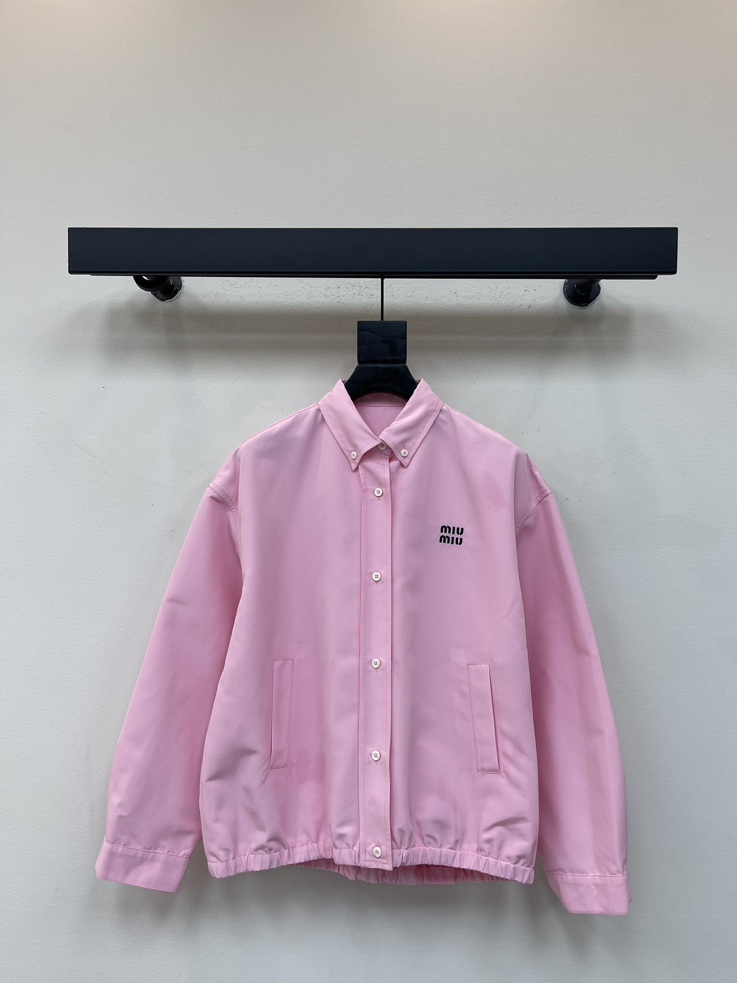 NO:495732,Miumi*25 early autumn new shirt jacket jacket. Micro-label letter embroidery jacket, same style for men and women, double-mouth micro-label embroidery design simple cutting technology and high-end tender pink make the whole spring and summer youthful feeling full. Single or layered one in Korean style full of relaxation, YB original exclusive development. SML,,miumiu, jackets & coats, jackets & coats,shirts,alexander wang19860909Miumi*25早秋新款衬衫夹克外套.微标字母刺绣外套,男女同款,双口装微标刺绣设计简约的裁剪工艺、高级感的嫩粉色让整个春夏青春感拉满,单穿或者叠穿一正于韩系松弛感拉满,YB原版独家开发.SML,,miumiu,jackets & coats,jackets & coats,shirts,alexander wang,Women's clothing