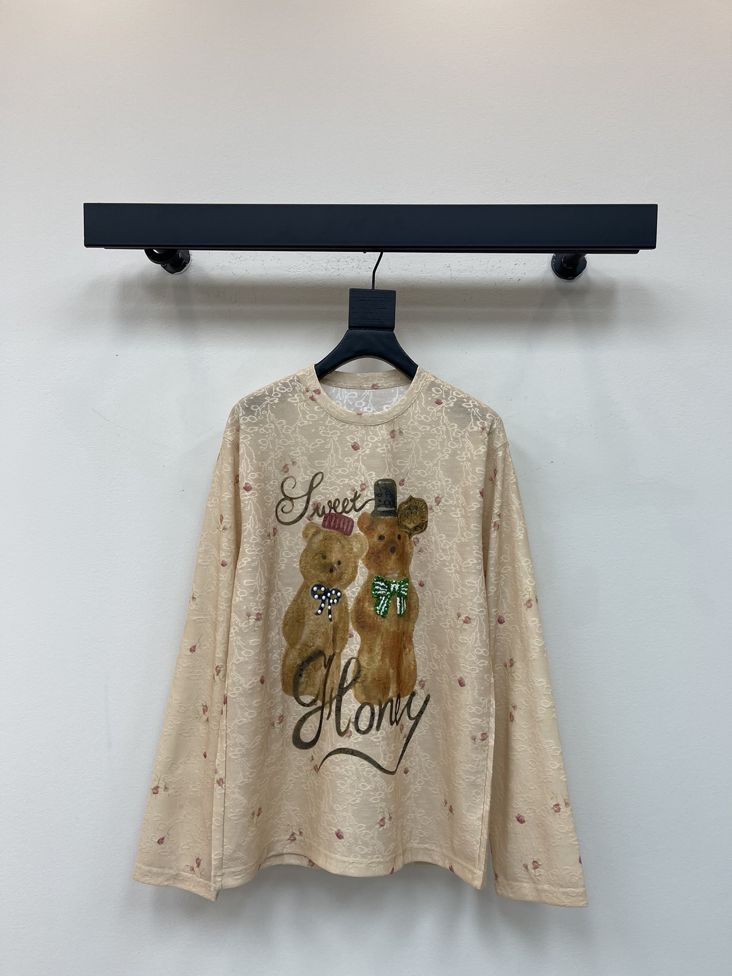 NO:495824,FORDAR*25 early autumn new bee bear floral long-sleeved T-shirt. Retro sweet and cool style. This retro sweet and cool outfit is made of old printed sweatshirts. The cute bear pattern + 'honey' letters are full of sweetness. Paired with color-blocked denim skirt. The sweet and cool atmosphere is full of daily return rate. SML, hoodie, sweatshirts, skirts, tees, t-shirt, alexander wang19860909FORDAR*25早秋新款蜜蜂小熊碎花长袖T恤 .复古甜酷风 这身复古甜酷穿搭拿捏做旧印花卫衣自vintage感 可愛小熊图案＋“honey”字母甜度拉满 搭配拼色牛仔裙 甜酷氛围直接拉满 日常出街回头率爆表～SML,,hoodie,sweatshirts,skirts,tees，t-shirt,alexander wang,Women's clothing