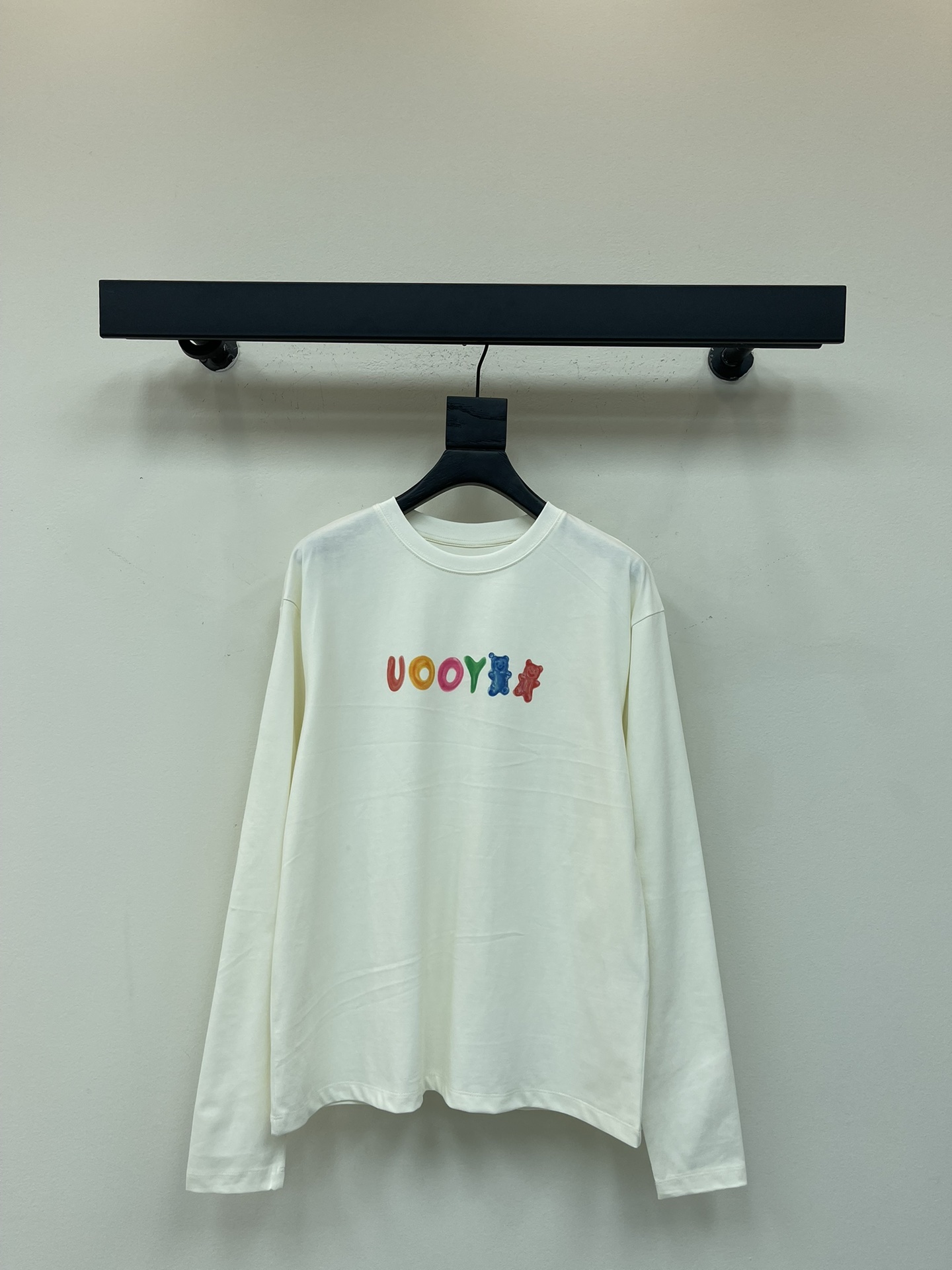 NO:495802,*25 early autumn new bear color letters round neck long-sleeved base shirt. Customized pure cotton fabric, classic style loose and versatile and not picky. It shows the youthful and energetic atmosphere of age reduction, and daily leisure recommendation. SML, alexander wang19860909*25早秋新款小熊彩色字母圆领长袖打底衫.定制纯棉面料,经典版型宽松百搭不挑人.彰显减龄青春活力气息,日常休闲推荐.SML,,alexander wang,Women's clothing