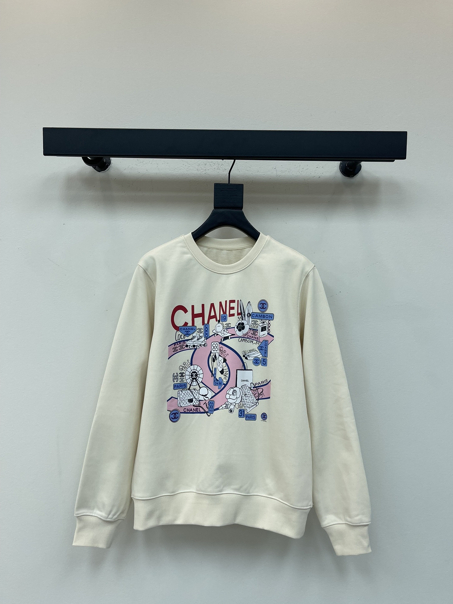 NO:495810,Chane*25 early autumn new bag letter printed round neck sweatshirt. Customized terry cotton fabric, classic style loose and versatile and not picky. It shows the youthful and energetic atmosphere of age reduction, and daily leisure recommendation. SML, chanel, hoodie, sweatshirts, alexander wang19860909Chane*25早秋新款包包字母印花圆领卫衣.定制毛圈纯棉面料,经典版型宽松百搭不挑人.彰显减龄青春活力气息,日常休闲推荐.SML,,chanel,hoodie,sweatshirts,alexander wang,Women's clothing