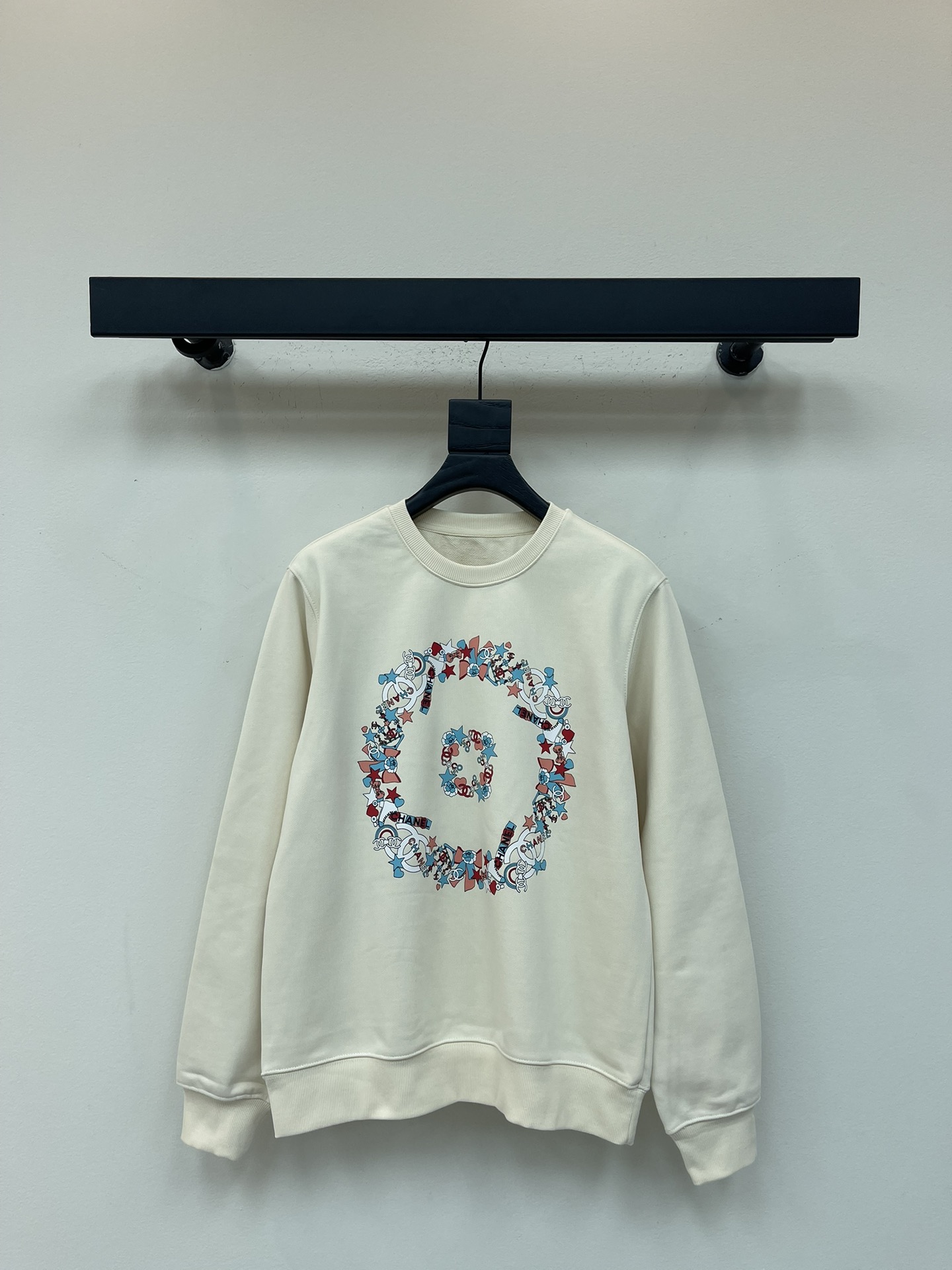 NO:495817,Chane*25 early autumn new camellia letter printed round neck sweatshirt. Customized terry cotton fabric, classic style loose and versatile and not picky. It shows the youthful and energetic atmosphere of age reduction, and daily leisure recommendation. SML, chanel, hoodie, sweatshirts, alexander wang19860909Chane*25早秋新款山茶花字母印花圆领卫衣.定制毛圈纯棉面料,经典版型宽松百搭不挑人.彰显减龄青春活力气息,日常休闲推荐.SML,,chanel,hoodie,sweatshirts,alexander wang,Women's clothing